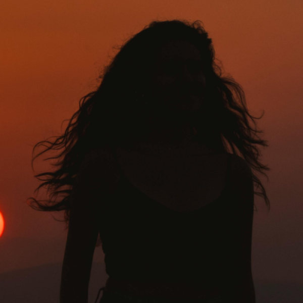 Frau im sonnenuntergang roter himmel